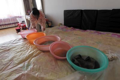 新泰楼上漏水，住户失联，小区没物管，业主维权难！律师来支招……